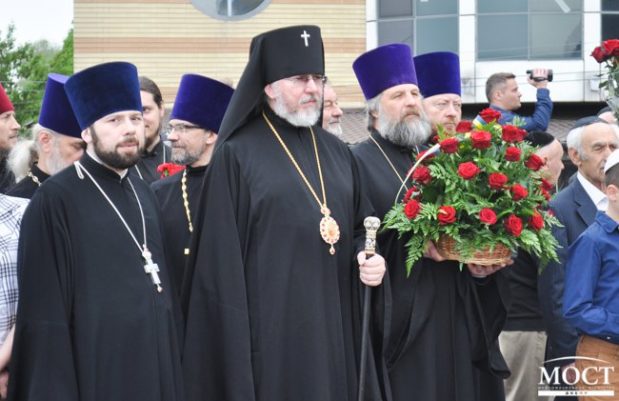 Духовенство епархии возложили цветы к монументу Славы